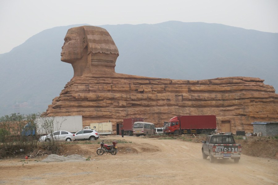 河北石家庄旁洞沟村山寨版狮身人面像现身,影视