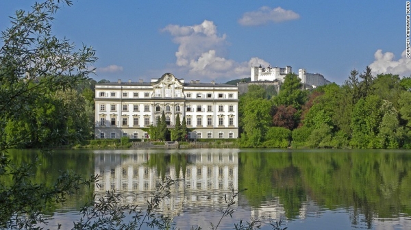 湖边的场景是在风景如画的乐宫附近拍摄的。
