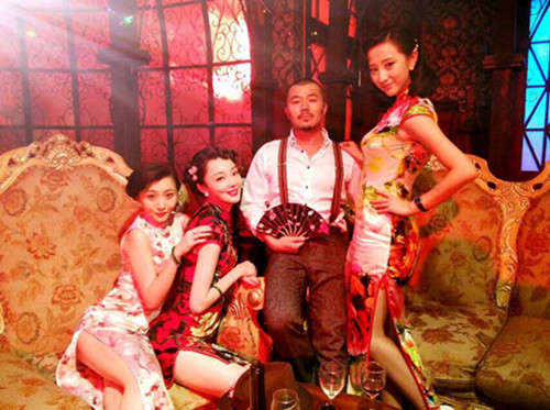 影视游讯 由张族权执导的年代剧《午夜蝴蝶》正在上海火热拍摄中,该剧
