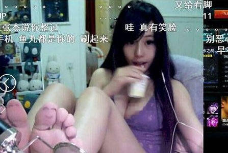 游戏女主播被骂后割腕 曾直播中走光生活私照被扒