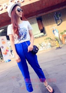 哈伦裤能显瘦的原理 哈伦裤配什么上衣 T恤