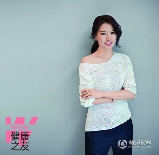 氧气美女李英爱优雅姿态 小露香肩展慵懒格调